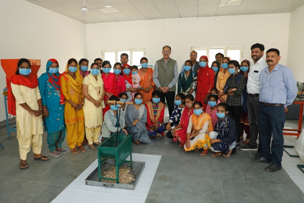 ./writereaddata/CImages/6 Dr Likhi with women trainees.JPG